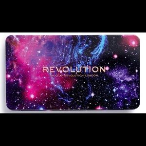 REVOLUTION MAKE UP